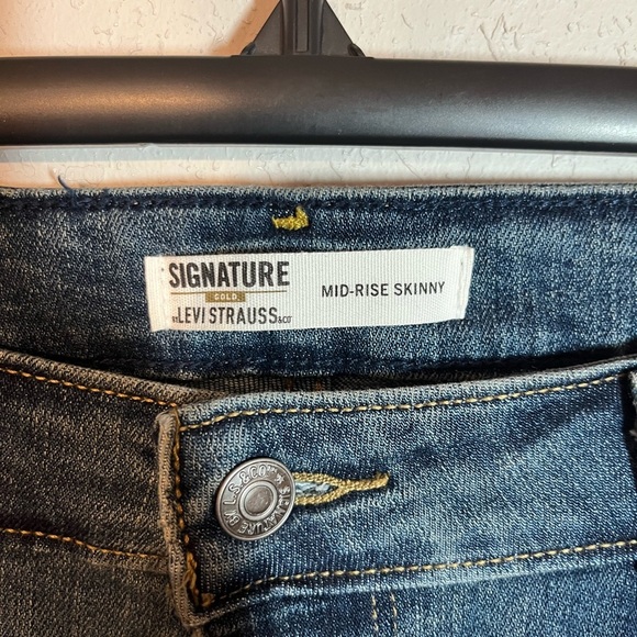 Levi Strauss Gold Signature Mid Rise Skinny Jeans - Picture 3 of 6